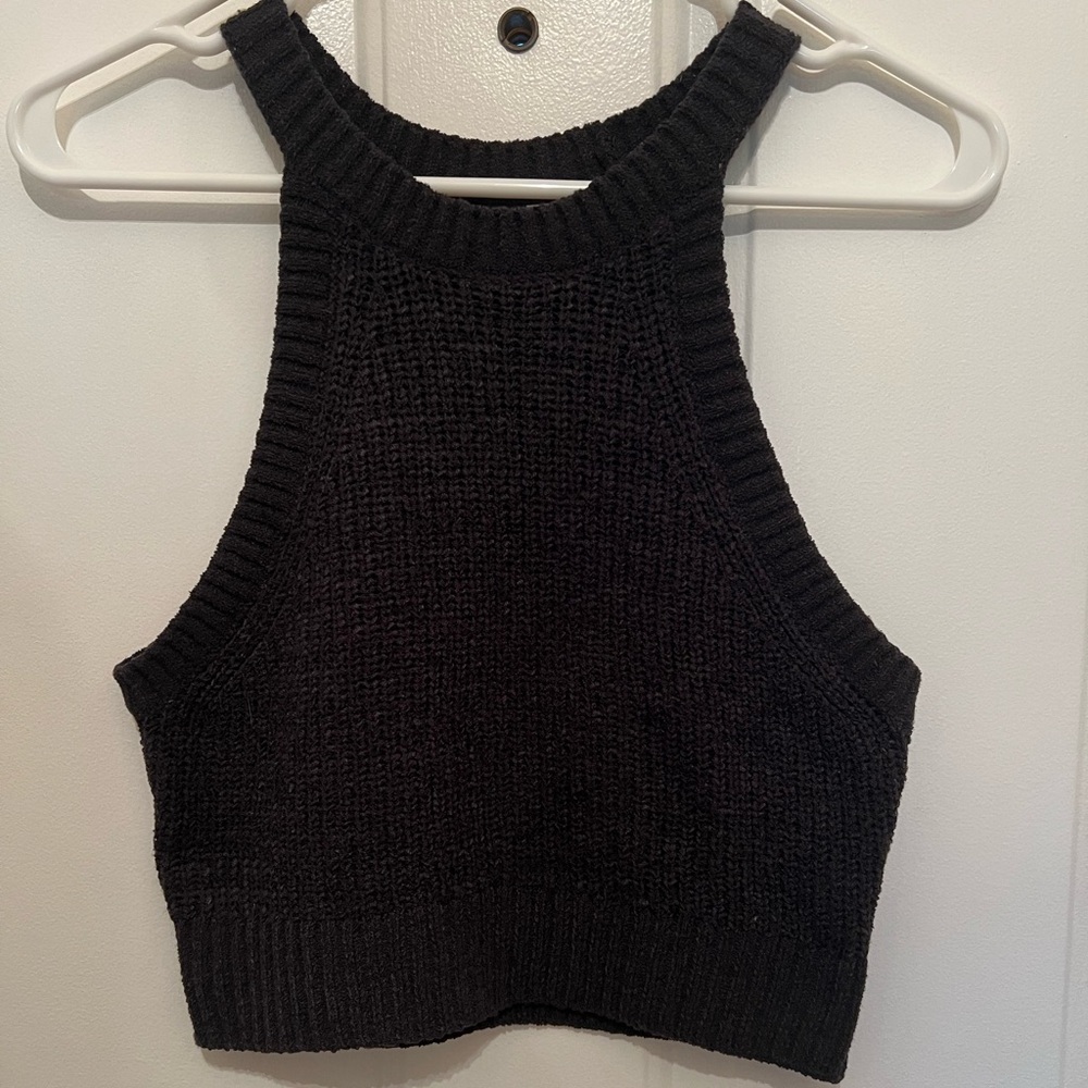Size M NWT Sweater tank black